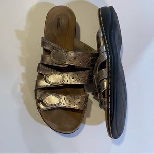 Clarks golden adjustable hook/loop sandals, GUC, may be leather size 10W see pic